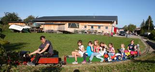 5-Zoll-Eisenbahn der IGS-Eisenbahner vor der IGS-Halle
