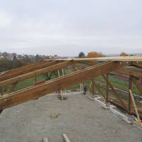 Die ersten Balken sind schon verbunden und warten auf fertigstellung